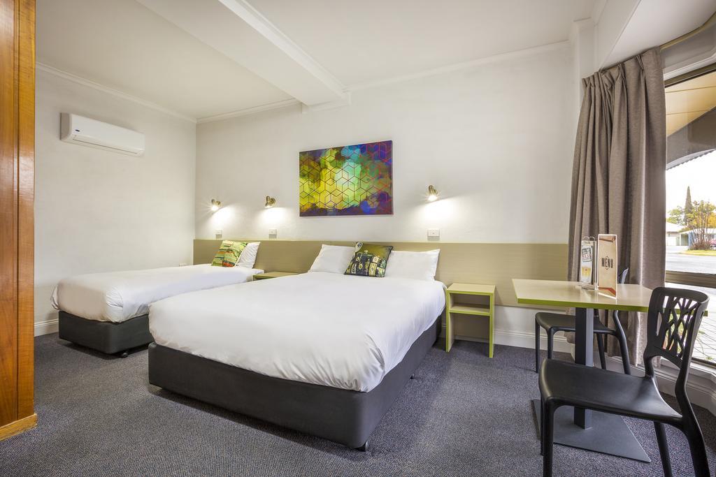 Boomerang Hotel Lavington Buitenkant foto