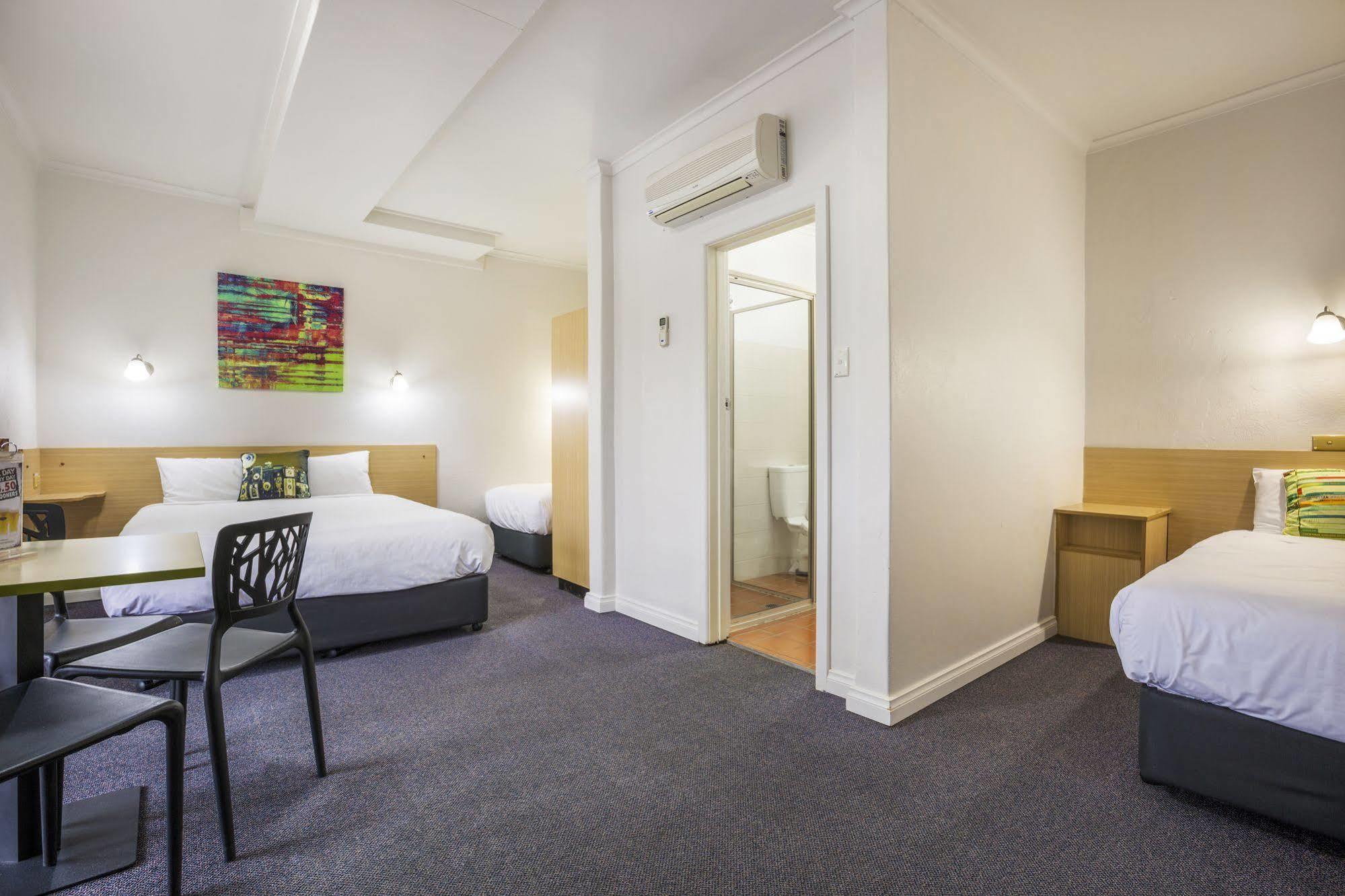Boomerang Hotel Lavington Buitenkant foto